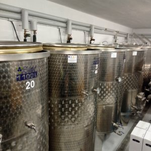 Winnica Rodzinna Maciej Mickiewicz, dostawa zbiorników fermentacyjnych, sierpień 2022