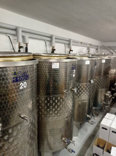 Winnica Rodzinna Maciej Mickiewicz, dostawa zbiorników fermentacyjnych, sierpień 2022